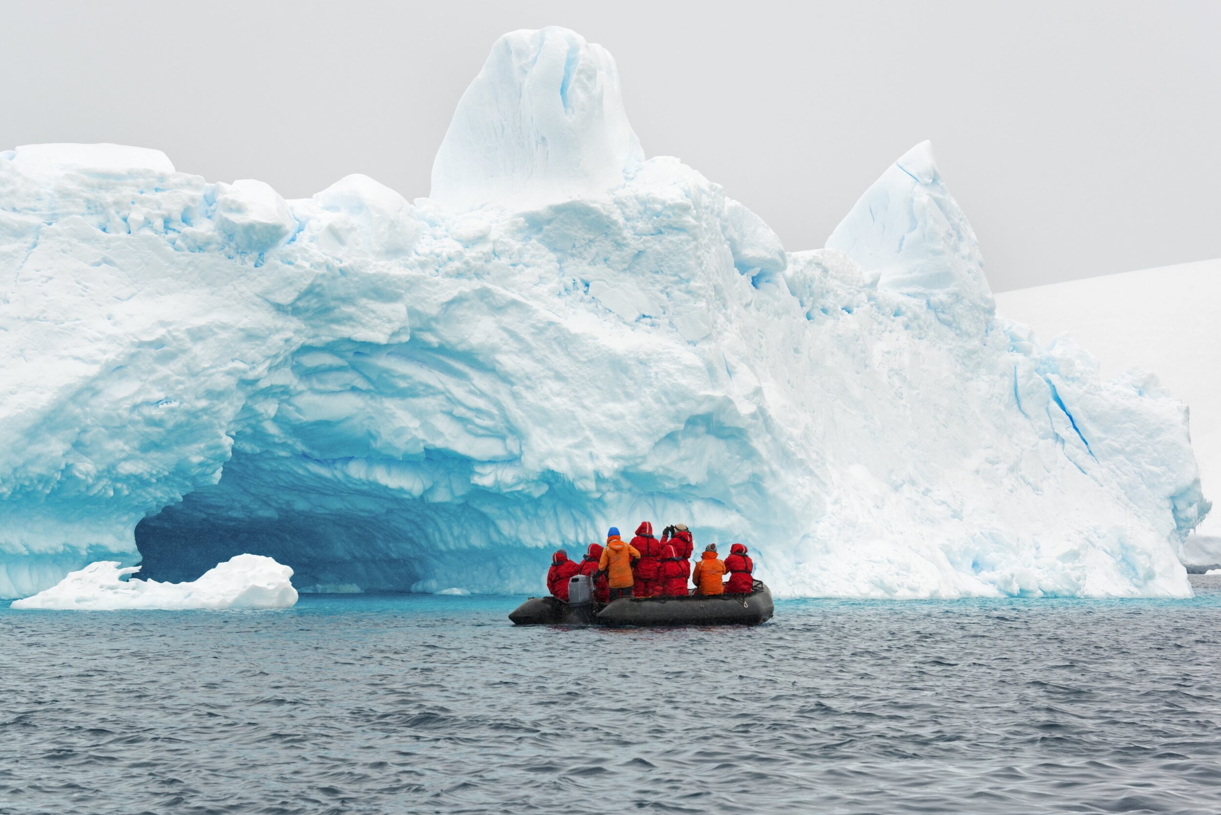 group-of-people-crossing-the-ocean-in-the-antarcti-2023-11-27-05-28-48-utc-min